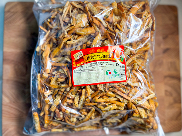 Нитка ЖАРЕНАЯ "Чеснок с зеленью" Oktobersnack 1 кг (сырный продукт) в Новороссийске